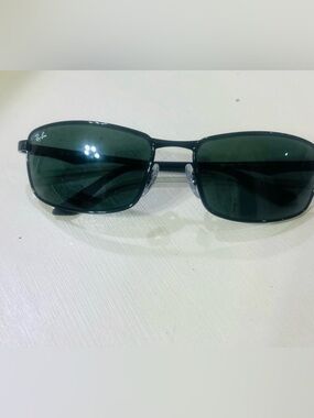 🕶️ Ray-Ban Sunglasses - NEW/NEVER WORN
